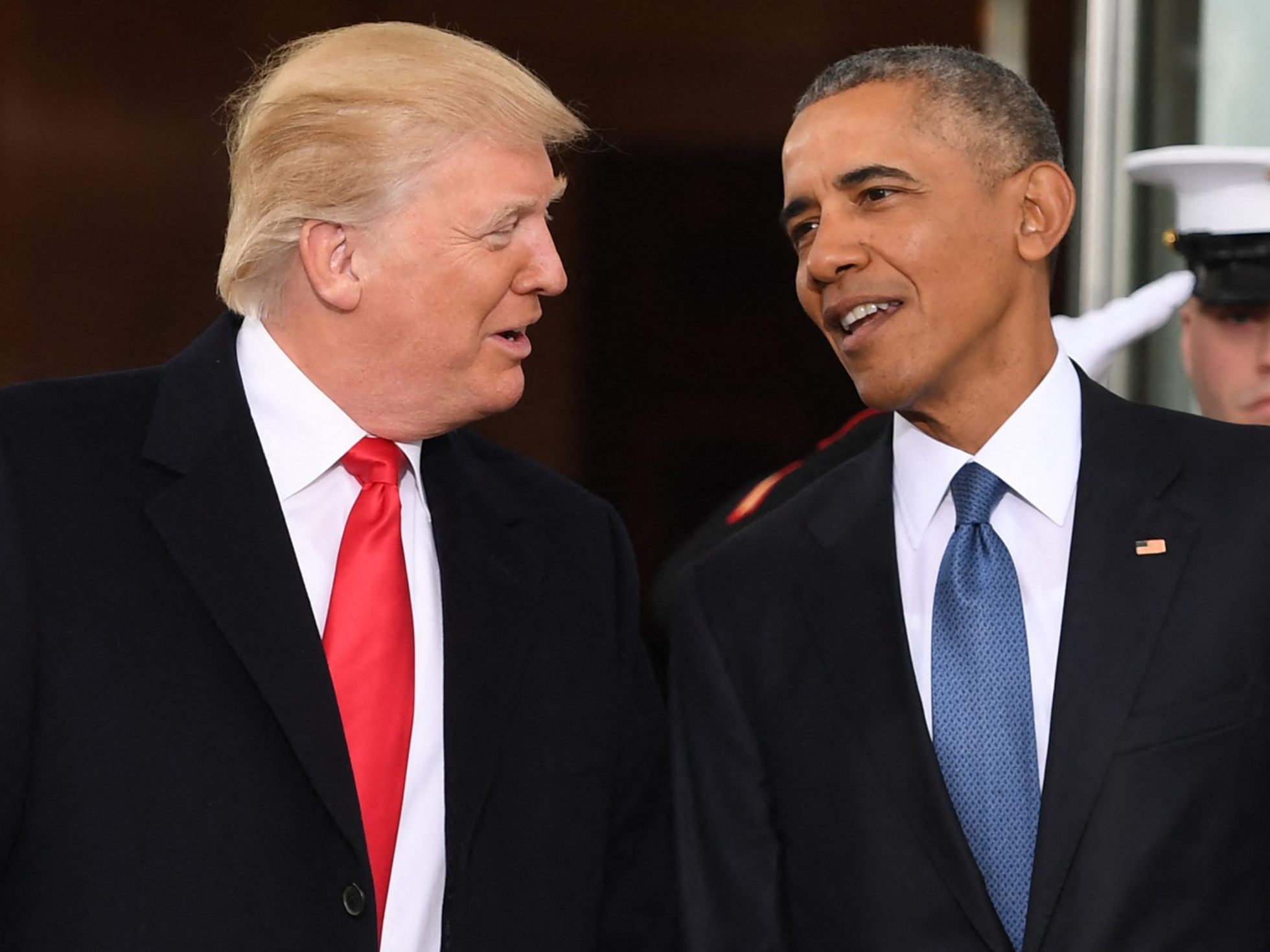 Obama (r.) kritisiert seinen Nachfolger Trump, ohne ihn beim Namen zu nennen. Obama (r.) kritisiert seinen Nachfolger Trump, ohne ihn beim Namen zu nennen.