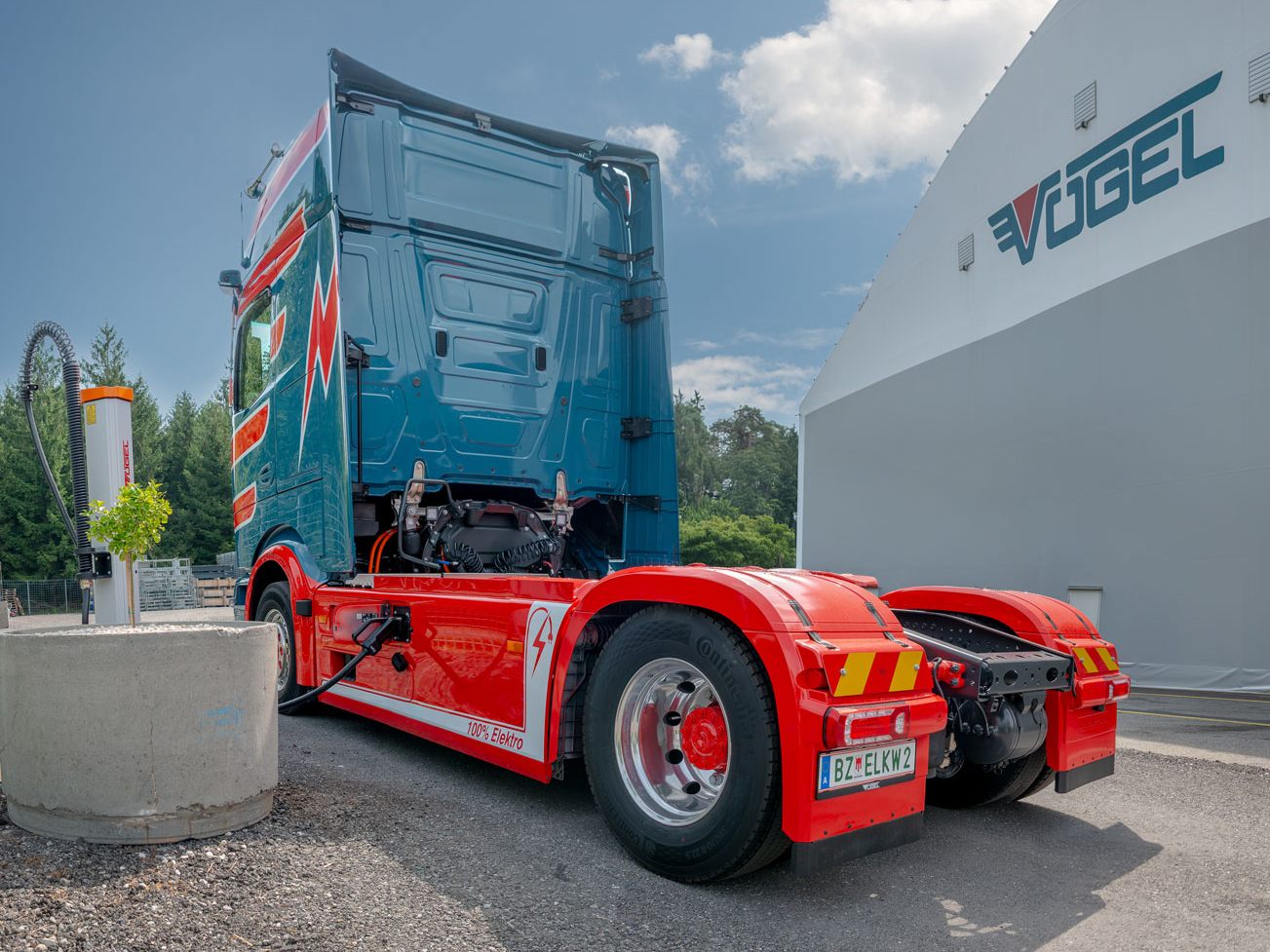 Das Aufladen des eActros 600 dauert an den hauseigenen Ladestellen gut zwei Stunden. Das Aufladen des eActros 600 dauert an den hauseigenen Ladestellen gut zwei Stunden.