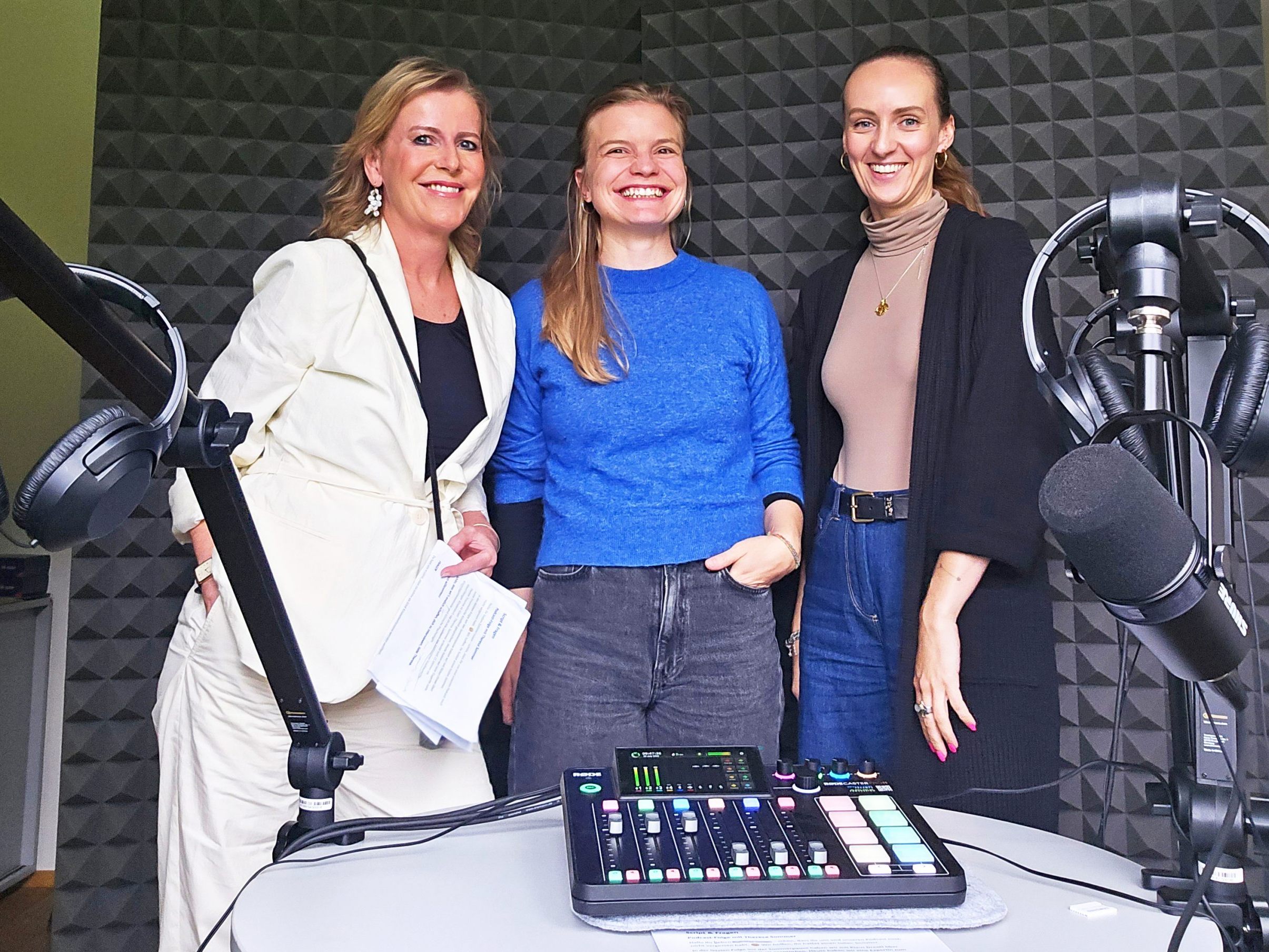 Christine Flatz-Posch und Tanja Schwärzler haben die Psychologin Theresa Sommer (Mitte) vors Mikro geholt. Christine Flatz-Posch und Tanja Schwärzler haben die Psychologin Theresa Sommer (Mitte) vors Mikro geholt.