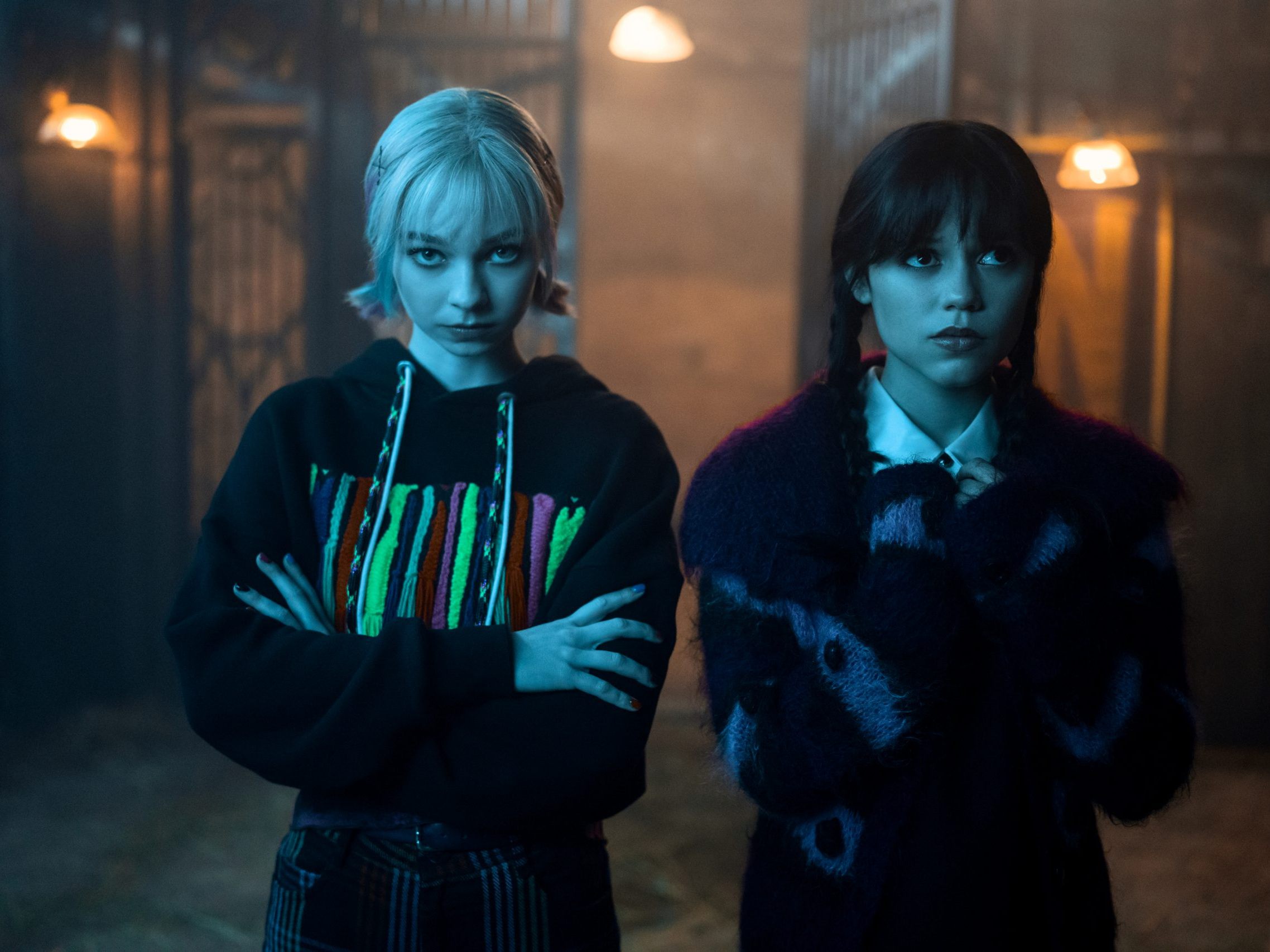 Emma Myers (links) und Jenna Ortega tauschen in Staffel 2 der Neflix-Serie "Wednesday" die Rollen. Emma Myers (links) und Jenna Ortega tauschen in Staffel 2 der Neflix-Serie "Wednesday" die Rollen.