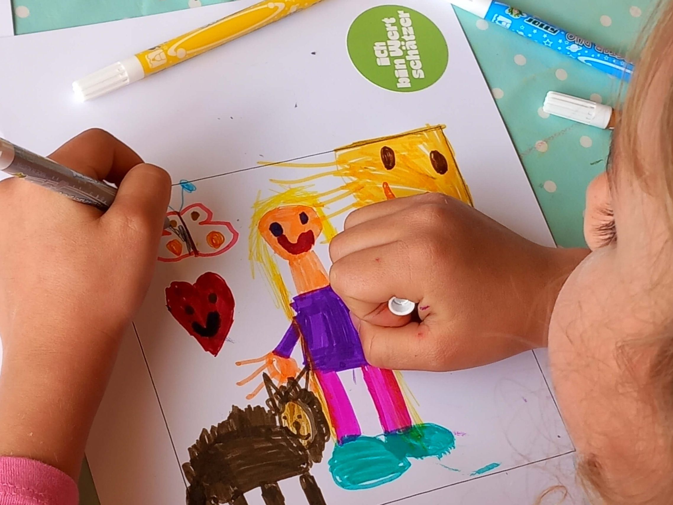 Ein Kind beim Malwettbewerb der Initiative „Ich bin Wertschätzer*in“: die jüngste Generation im Kindergarten und Volksschule zeigt, was ihre größten Wertschätze sind. Ein Kind beim Malwettbewerb der Initiative „Ich bin Wertschätzer*in“: die jüngste Generation im Kindergarten und Volksschule zeigt, was ihre größten Wertschätze sind.