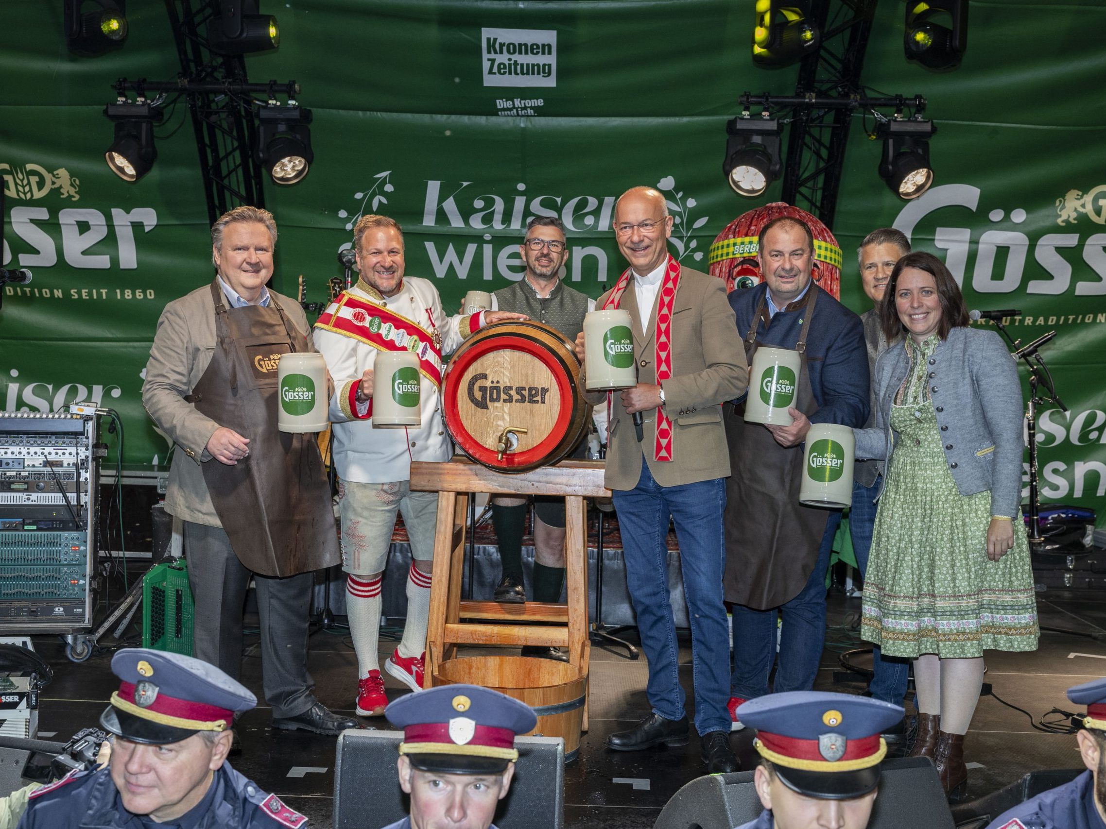 Bieranstich bei der Eröffnung der Wiener Kaiser Wiesn 2025.
