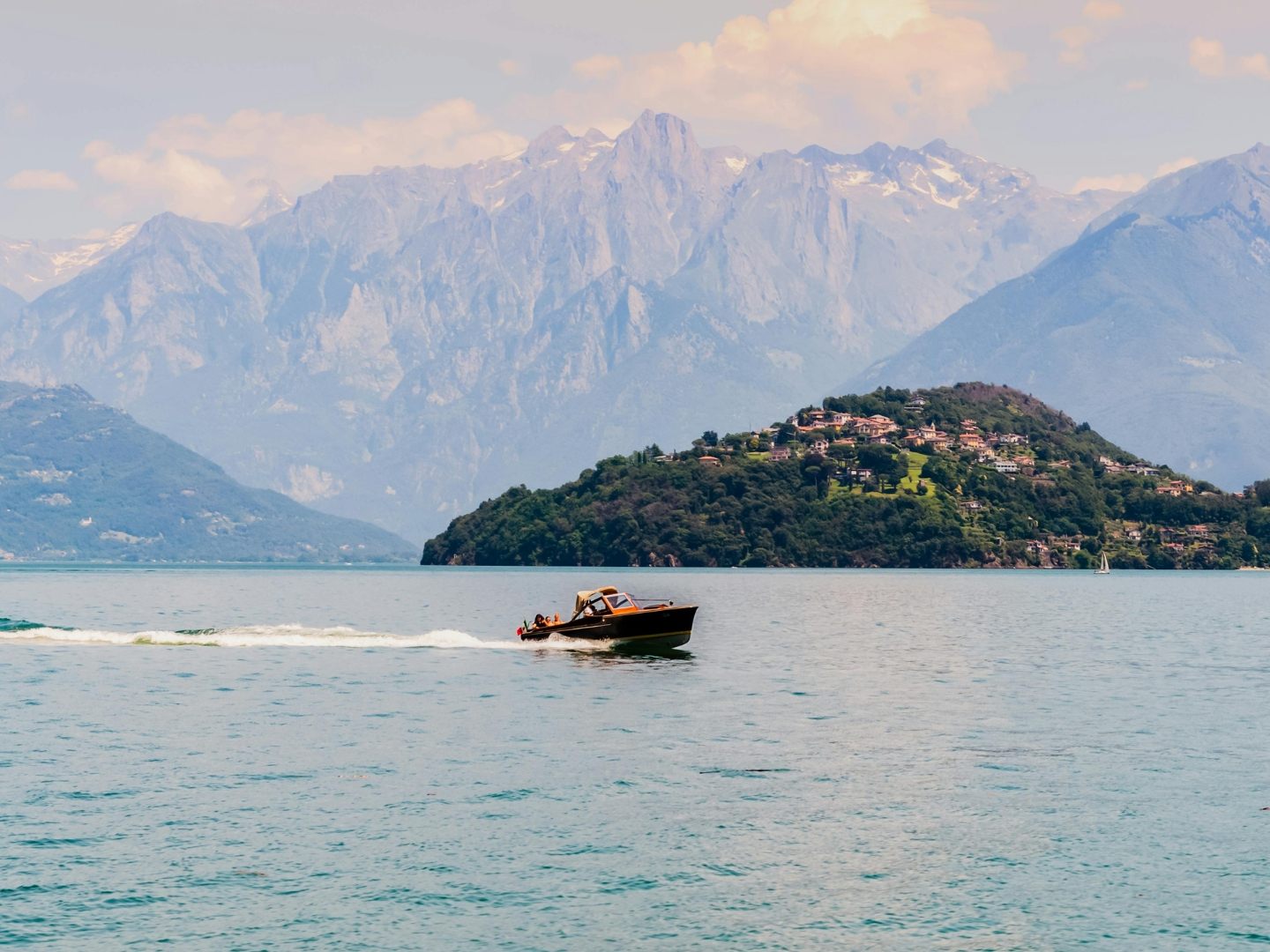 Am Comer See wurde die Leiche eines vermissten Familienvaters in großer Tiefe entdeckt. Der Mann war zuvor ins Wasser gesprungen, um seine Kinder zu retten. Am Comer See wurde die Leiche eines vermissten Familienvaters in großer Tiefe entdeckt. Der Mann war zuvor ins Wasser gesprungen, um seine Kinder zu retten.