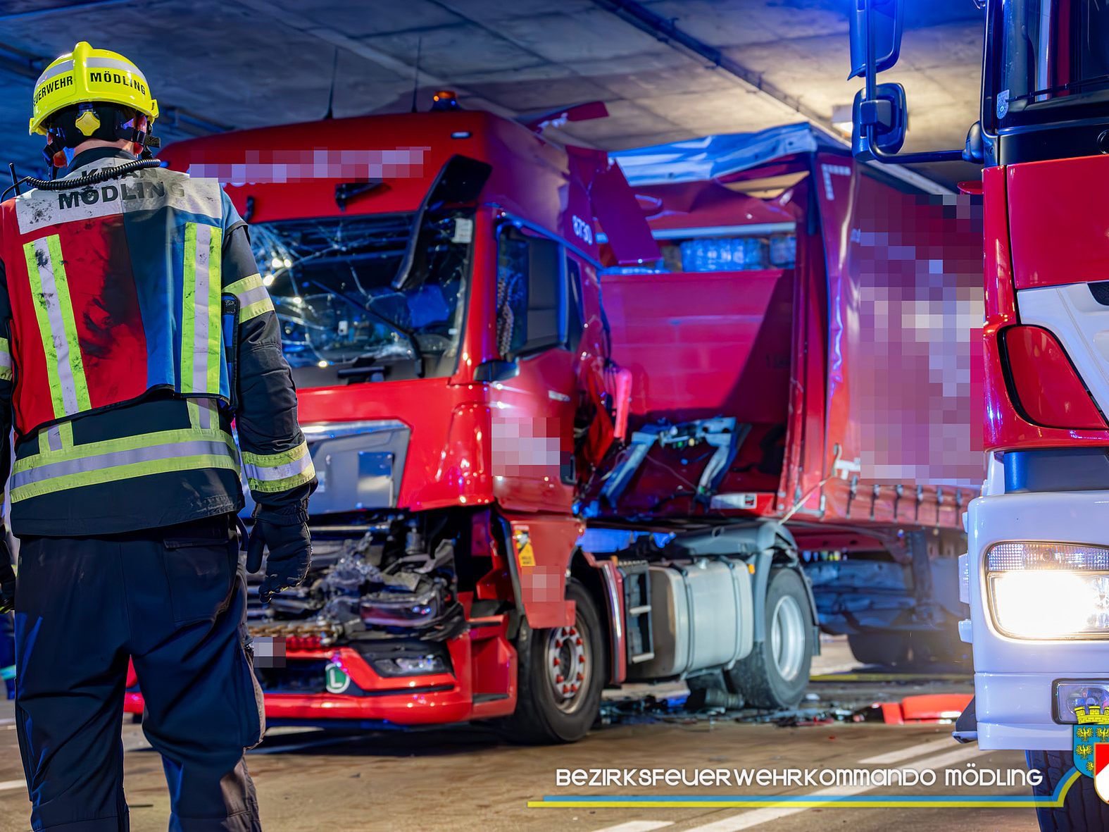 Die Polizei ermittelt nach dem Lkw-Crash wegen eines größeren Bargeldfundes.