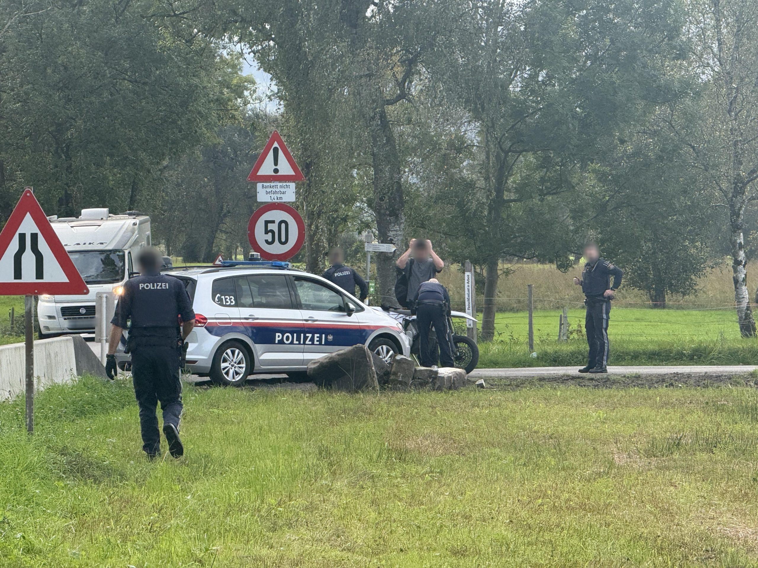 Verfolgungsjagd in Lustenau - ein Motorradlenker flüchtete vor der Polizei. Verfolgungsjagd in Lustenau - ein Motorradlenker flüchtete vor der Polizei.