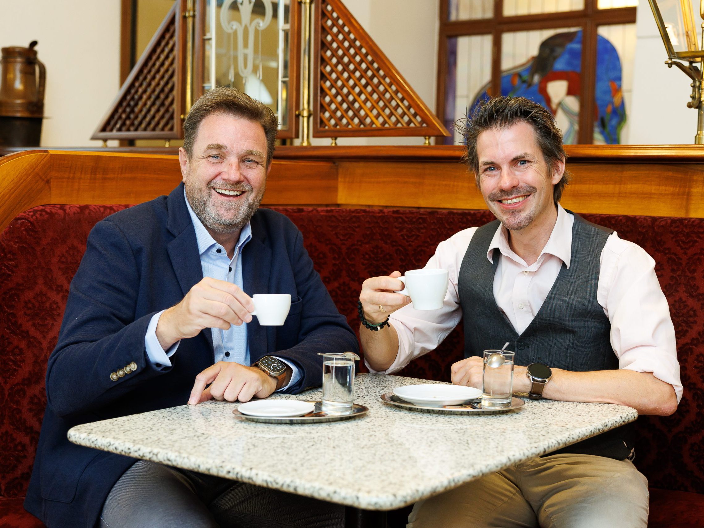Der Internationale Tag des Kaffees naht. Im Bild: Wolfgang Binder, Berufsgruppensprecher der Wiener Kaffeehäuser und Thomas Peschta, Obmann der Fachgruppe Gastronomie in der Wirtschaftskammer Wien.