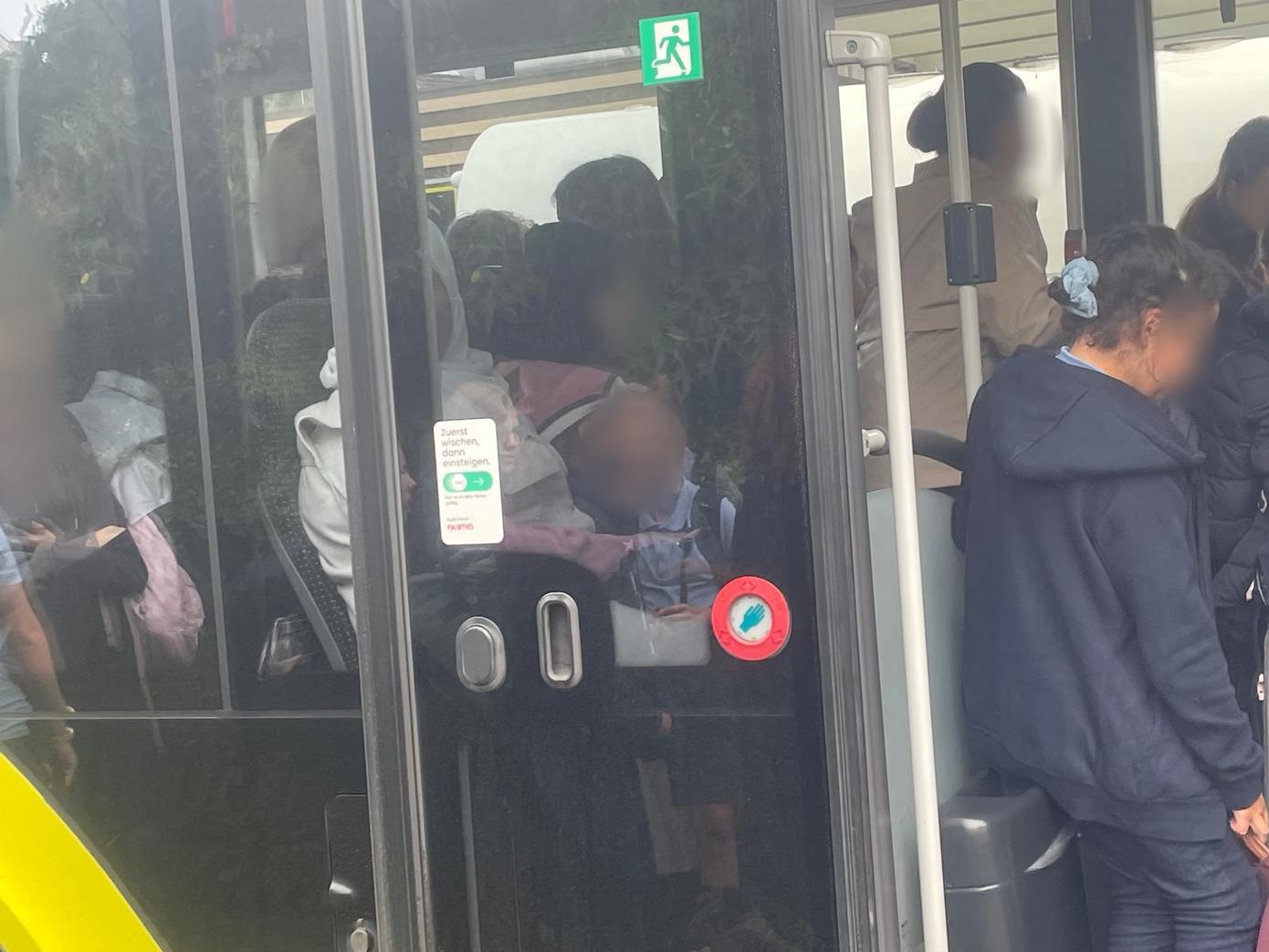 Überfüllte Busse zum Schulbeginn. Überfüllte Busse zum Schulbeginn.