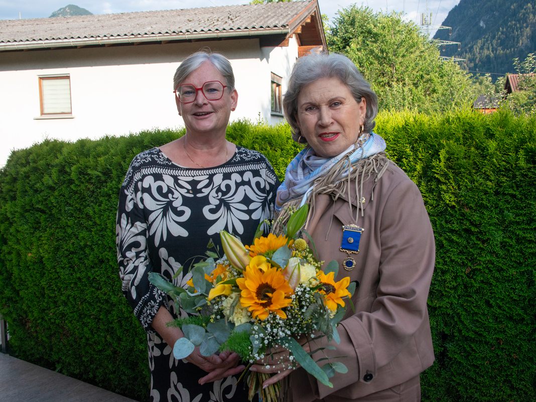 Andrea Fritz-Pinggera übergibt das Präsidentenamt an Maria Ellensohn.