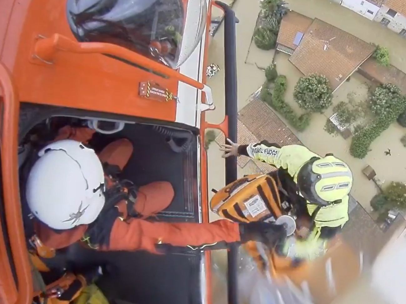 Unwetter in Italien: Baby per Helikopter gerettet. Unwetter in Italien: Baby per Helikopter gerettet.