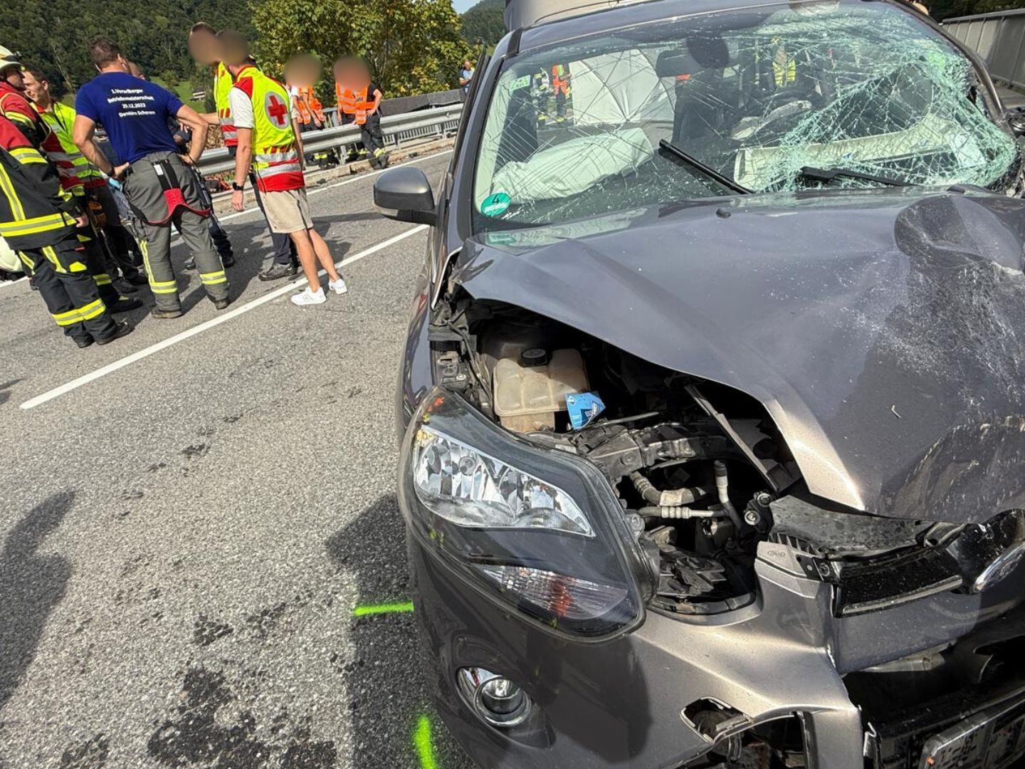Am Sonntagnachmittag kam es auf der L200 zu einem schweren Verkehrsunfall. Am Sonntagnachmittag kam es auf der L200 zu einem schweren Verkehrsunfall.