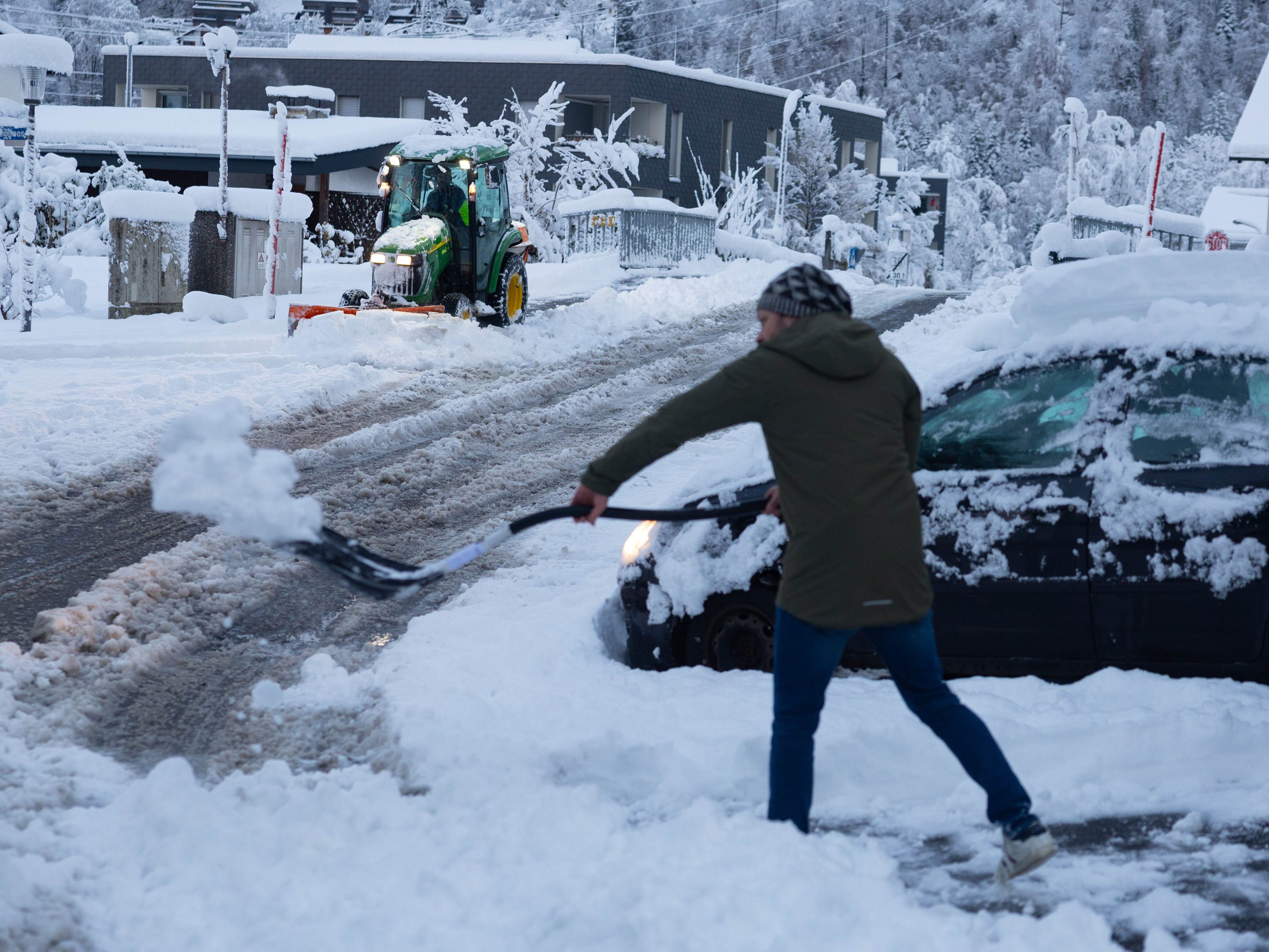 Schneeräumen oder zahlen? Lochauer Bürger müssen sich vorerst doch nicht entscheiden.