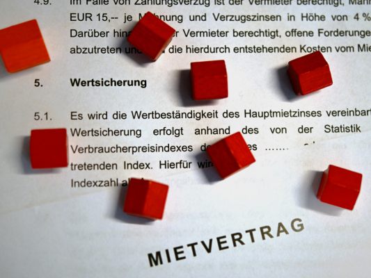 Mieten-Paket liegt zur Begutachtung auf Mieten-Paket liegt zur Begutachtung auf