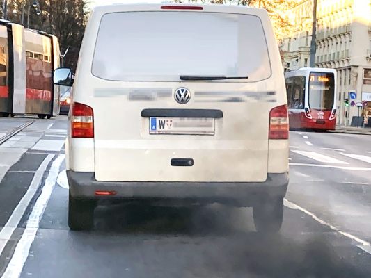 Diesel-Transporter stoßen gesundheitsschädliche Schadstoffe aus Diesel-Transporter stoßen gesundheitsschädliche Schadstoffe aus