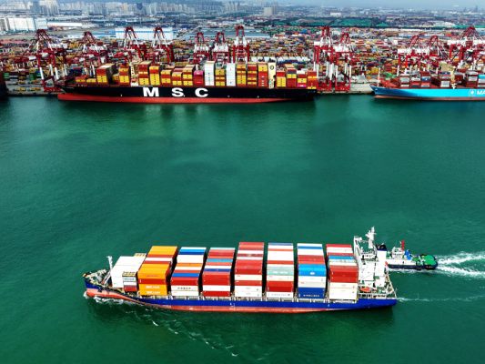 Containerschiff im chinesischen Hafen Quindao Containerschiff im chinesischen Hafen Quindao