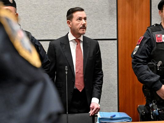 Benko drohen im Falle einer Verurteilung ein bis zehn Jahre Haft