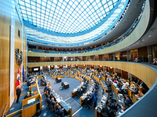 Regierungsparteien stimmten für Weiterbildungszeit