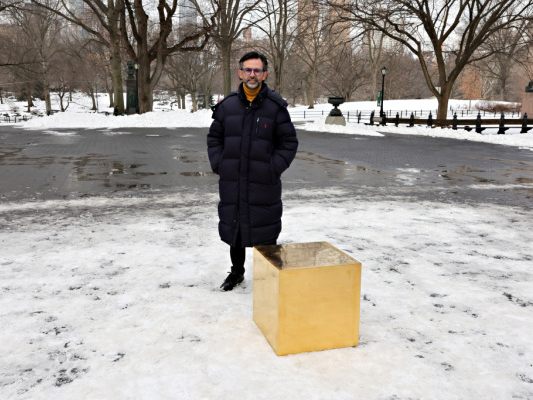 Künstler und Goldwürfel "The Castello CUBE" 2022 im Central Park