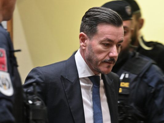 Neben Benko stehen sechs weitere Personen unter Betrugsverdacht