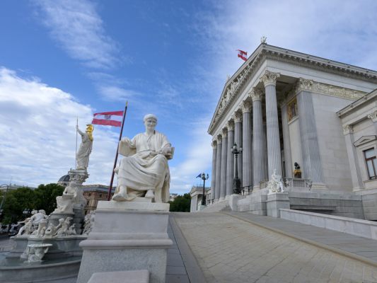 Die inkriminierten Szenen spielten sich vor dem Parlamentsgebäude ab Die inkriminierten Szenen spielten sich vor dem Parlamentsgebäude ab