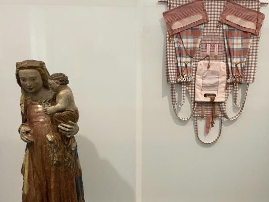 Care-Arbeit gestern und heute: Madonna (um 1320) und eine Schürze von Birke Gorm (2023) Care-Arbeit gestern und heute: Madonna (um 1320) und eine Schürze von Birke Gorm (2023)