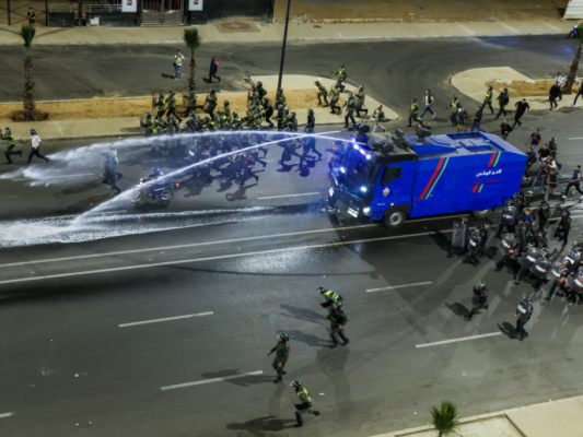 Zusammenstöße zwischen Sicherheitskräften und Protestierenden Zusammenstöße zwischen Sicherheitskräften und Protestierenden