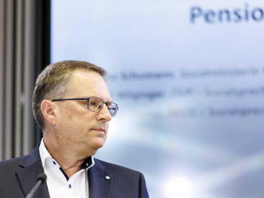 Wöginger bei einer Pressekonferenz im September Wöginger bei einer Pressekonferenz im September