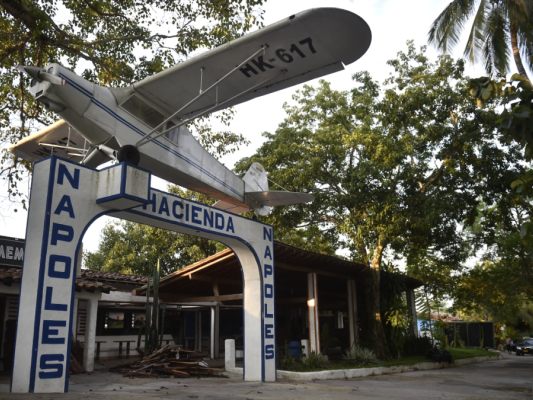 Eingang zur Haciena Napolés von Drogenboss Pablo Escobar Eingang zur Haciena Napolés von Drogenboss Pablo Escobar
