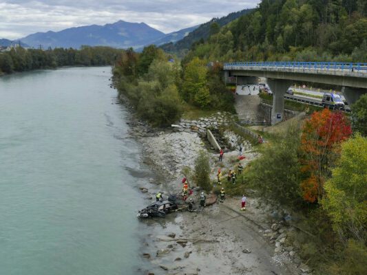 Auto stürzte von A12 in den Inn Auto stürzte von A12 in den Inn