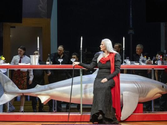 Erika Eloff mit Ensemble und Hai Erika Eloff mit Ensemble und Hai