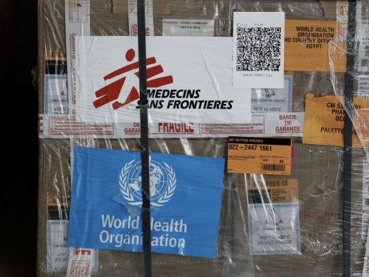 Logo von "Ärzte ohne Grenzen" auf Hilfsliferungen nach Gaza Logo von "Ärzte ohne Grenzen" auf Hilfsliferungen nach Gaza