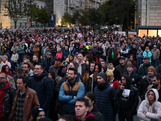 Stiller Massenprotest im Zentrum von Budapest Stiller Massenprotest im Zentrum von Budapest