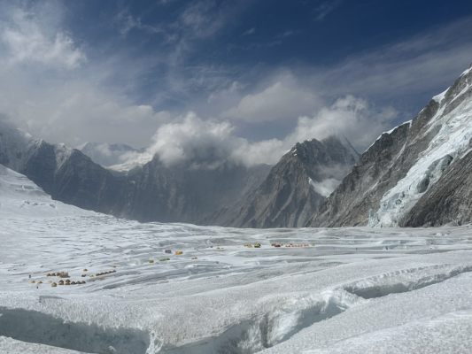 350 Touristen von Mount Everest gerettet