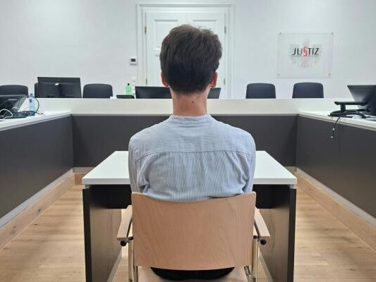 Der Angeklagte vor Prozessbeginn