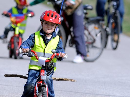 Warnwesten sollen Kinder im Straßenverkehr sichtbarer machen Warnwesten sollen Kinder im Straßenverkehr sichtbarer machen