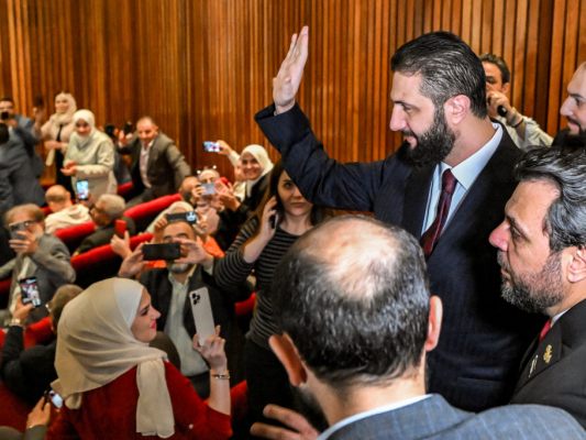 Präsident al-Sharaa bei der Stimmabgabe Präsident al-Sharaa bei der Stimmabgabe