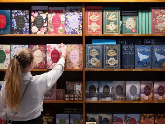 Tausende Literaturfans und Fachpublikum strömen nach Frankfurt Tausende Literaturfans und Fachpublikum strömen nach Frankfurt
