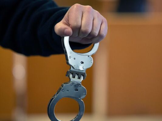 Verdächtiger im Morgengrauen im Schlaf überrascht Verdächtiger im Morgengrauen im Schlaf überrascht