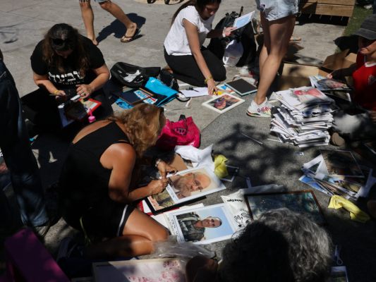 Israelis erinnern an Geiseln des 7. Oktober 2023 Israelis erinnern an Geiseln des 7. Oktober 2023