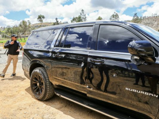 Auto von Ecuadors Präsident angegriffen Auto von Ecuadors Präsident angegriffen