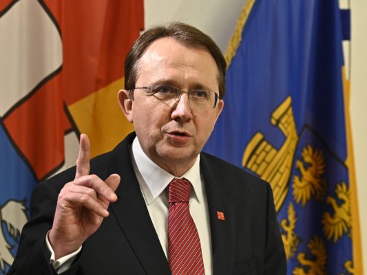 Matthias Stadler ist seit 9. Juli 2004 Bürgermeister von St. Pölten Matthias Stadler ist seit 9. Juli 2004 Bürgermeister von St. Pölten