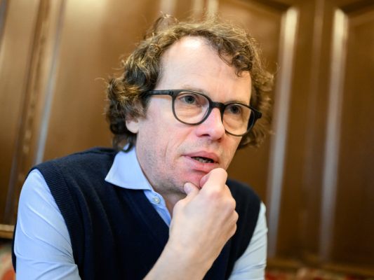 Martin Prinz liest in der Parlamentsbibliothek Martin Prinz liest in der Parlamentsbibliothek