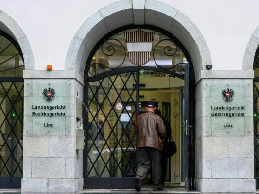 15-Jährige soll mehrmals auf 20-Jährige eingestochen haben