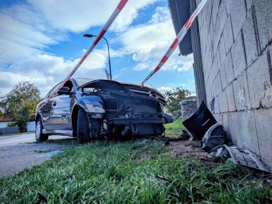 Schlepperfahrzeug prallte gegen Gebäude Schlepperfahrzeug prallte gegen Gebäude