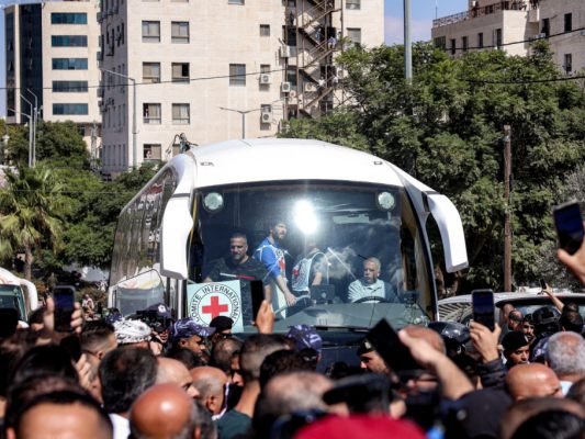 Busse mit freigelassenen Palästinensern in Ramallah eingetroffen Busse mit freigelassenen Palästinensern in Ramallah eingetroffen