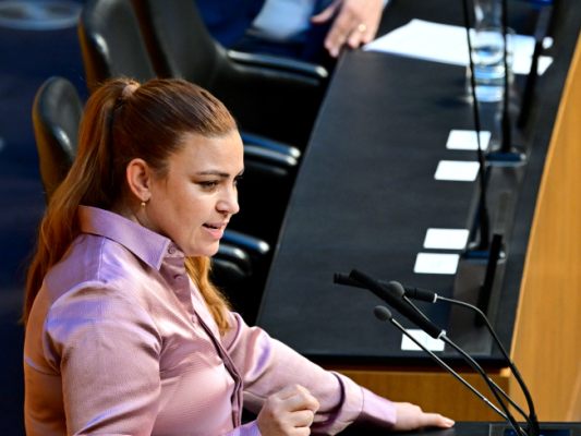 Die Grüne Finanzsprecherin Nina Tomaselli fordert Transparenz