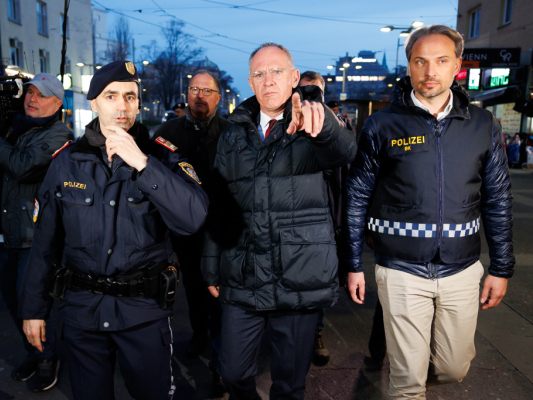 Innenminister Karner bei Schwerpunktaktion in Wien-Favoriten