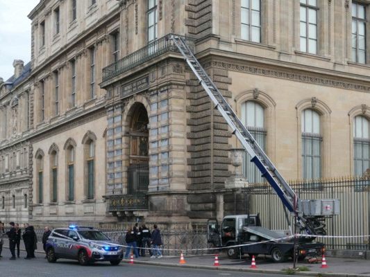 Diebe benutzten diesen Lasten-Aufzug bei Einbruch in Louvre Diebe benutzten diesen Lasten-Aufzug bei Einbruch in Louvre