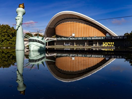 Jan Böhmermann stellte im Haus der Kulturen der Welt aus Jan Böhmermann stellte im Haus der Kulturen der Welt aus