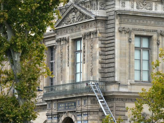Über einen Lastenaufzug kamen die Räuber in den Louvre