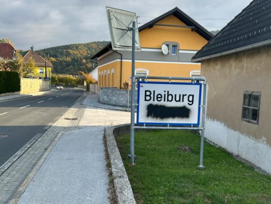 Insgesamt acht Tafeln wurden in Kärnten beschmiert